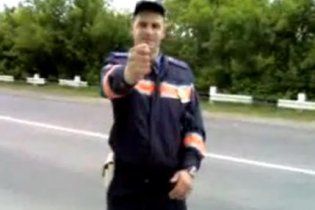 Отец винницкого гаишника: дули сын показывал вороне