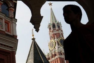 Під стінами Кремля жінка з дітьми замкнулася у машині і вимагає зустрічі з Мєдвєдєвим