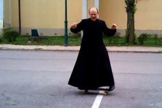 Венгерский священник на скейте стал звездой YouTube