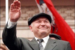 Лужков ответил на волну компромата