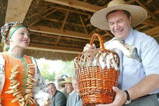 Янукович на ярмарку придбав дві вишиванки і діжку для огірків