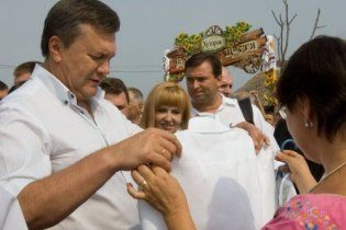 На Сорочинской ярмарке Янукович потратил ползарплаты