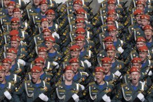В России автомобиль врезался в колонну военных: есть жертвы