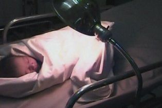 Жінка народила дитину в туалеті літака і спокійно зійшла з трапу (відео)