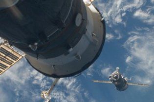 Троє космонавтів МКС не змогли відлетіти на Землю