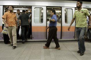 У Каїрі машиніст метро відкрив двері на ходу: десятки людей випали з вагонів