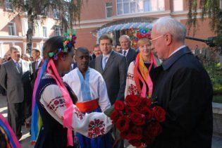 Украинские девушки разденутся для Азарова разве что за деньги