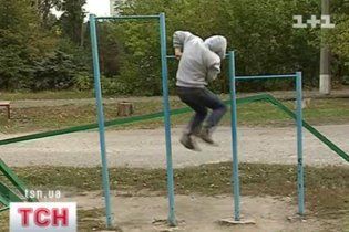 У Донецьку під час підтягувань на турніку помер 11-класник