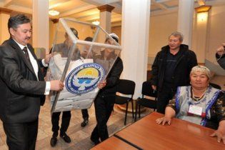 Кыргызстан впервые после кровавого переворота выбирает президента