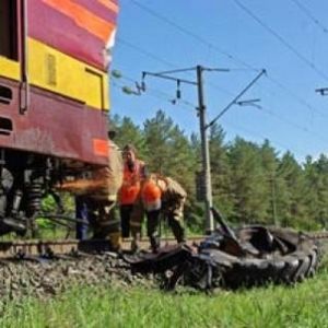 Біля Запоріжжя потяг врізався у трактор