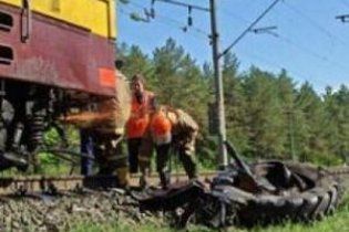 Близ Запорожья поезд протаранил трактор: погиб тракторист