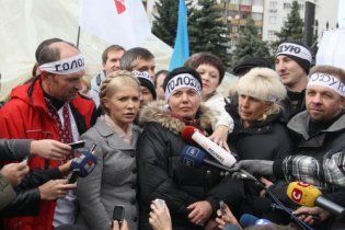 Опозиціонерку, що голодувала під ЦВК, забрали до лікарні