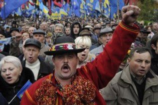 В центр Львова вышли тысячи учителей с флагами УПА