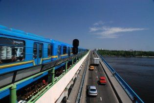 У Києві чоловік зупинив рух метро, гуляючи по рейках