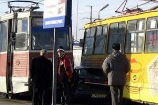 У Луганську два трамваї розчавили автомобіль