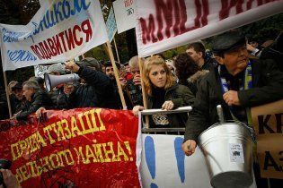 Тысячи митингующих устроили под Верховной радой День гнева