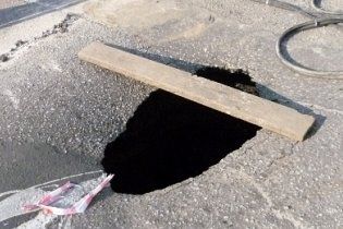 В Киеве женщина провалилась под асфальт в кипящую воду
