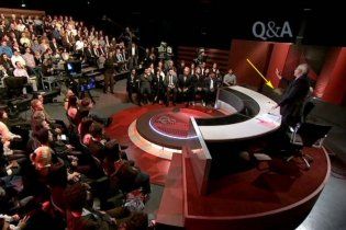 В экс-премьера Австралии запустили обувью