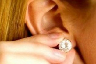 На Луганщині злодійка зривала сережки разом з вухами