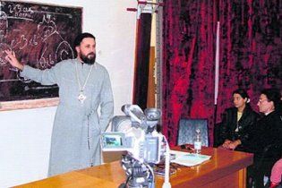 Київський священик, який ґвалтував прихожанок, переховується в Америці