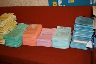 Азаров пообіцяв, що у 2012 році паперових бюлетенів не буде