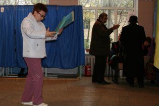 У Криму регіонали напали на журналістів, які знімали порушення на виборах