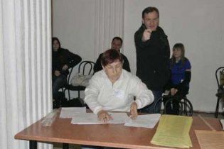 В Харькове наблюдатель от ПР показал избирателям фигу