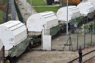 Французькі екологи прикували себе до потяга зі 123 тоннами ядерних відходів