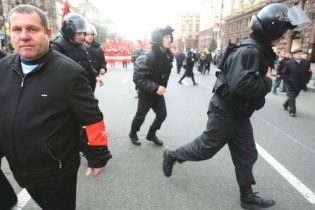 Свободовцы на Крещатике подрались с коммунистами