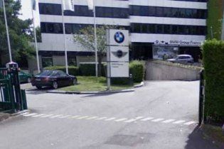 Озброєний чоловік захопив заручників в офісі BMW у Франції