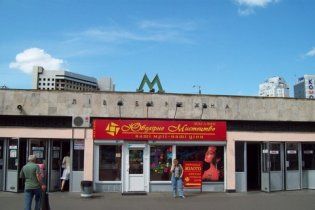 На станції метро "Лівобережна" в Києві зарізали чоловіка