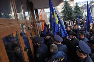 Міліція заперечила, що била Тягнибока