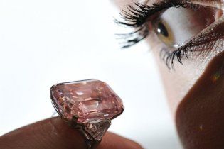 На торгах у Женеві продано найдорожчий у світі діамант