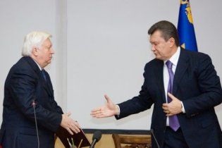 Янукович поблагодарил Пшонку за верность и преданность