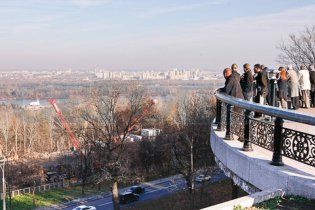 Януковича на вертолете можно будет увидеть за 10 грн