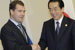 Медведев пожал руку премьеру Японии и добавил, що Курилы не отдаст