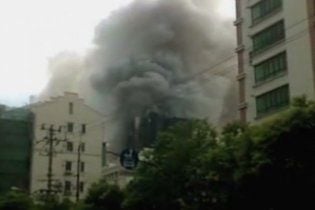 В Шанхае горит 28-этажный небоскреб: есть жертвы