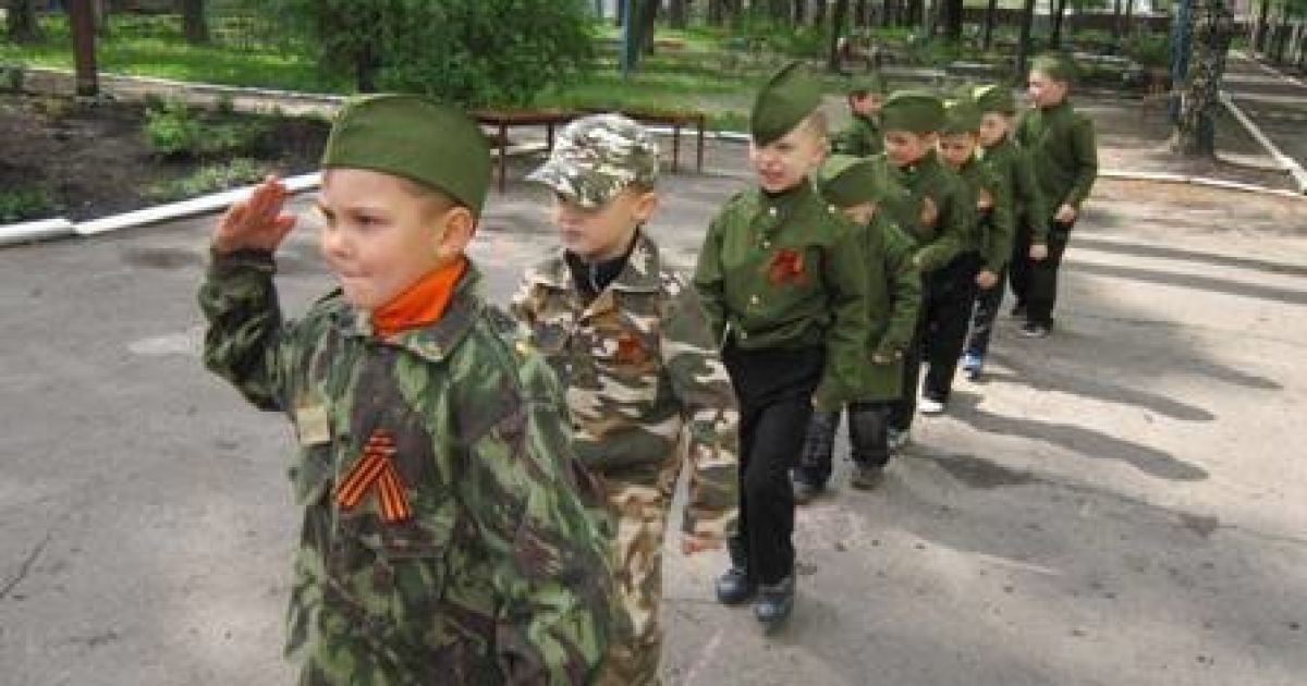 У Горлівці дітей одягнули у форму "Беркута"