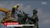На Софійській площі помили пам'ятник Богдану Хмельницькому з конем