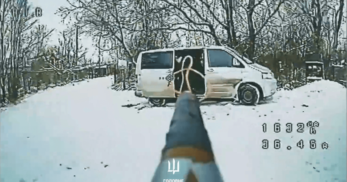 Момент фейкового влучання дрона в мікроавтобус із Денисом Капустіним