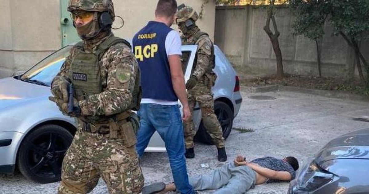 Погрожували вбити дитину і вимагали гроші: у Харкові затримали злочинне угруповання