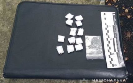 На Печерске в Киеве полиция задержала 33-летнего мужчину с 13 пакетиками наркотика "соль"