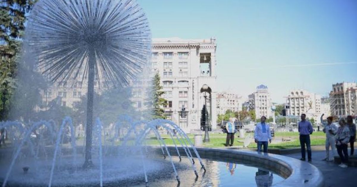 Фонтан &laquo;Водяной шар&raquo; на Майдане в Киеве