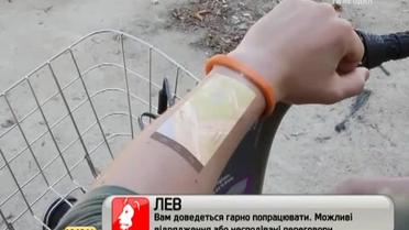 Французькі розробники представили браслет, який проектує на шкіру смартфон