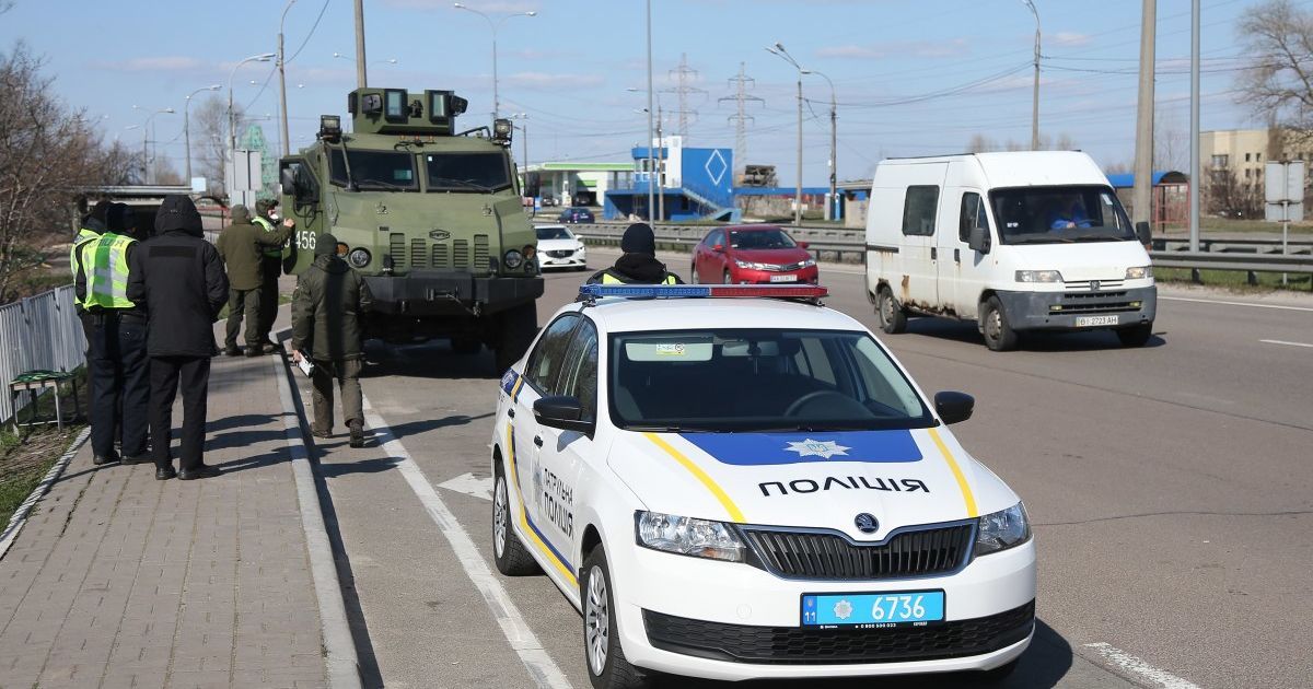Блокпост полиции совместно с нацгвардией при въезде в Киев
