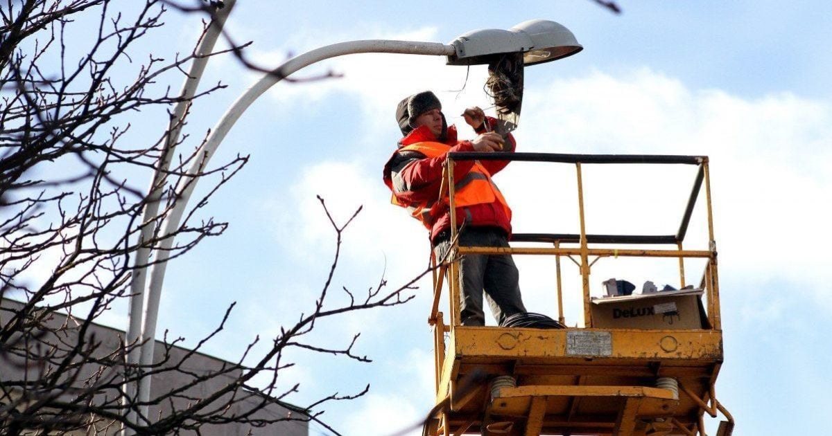 В Івано-Франківській області оголосили штормове попередження: негода знеструмила 20 сіл та міст