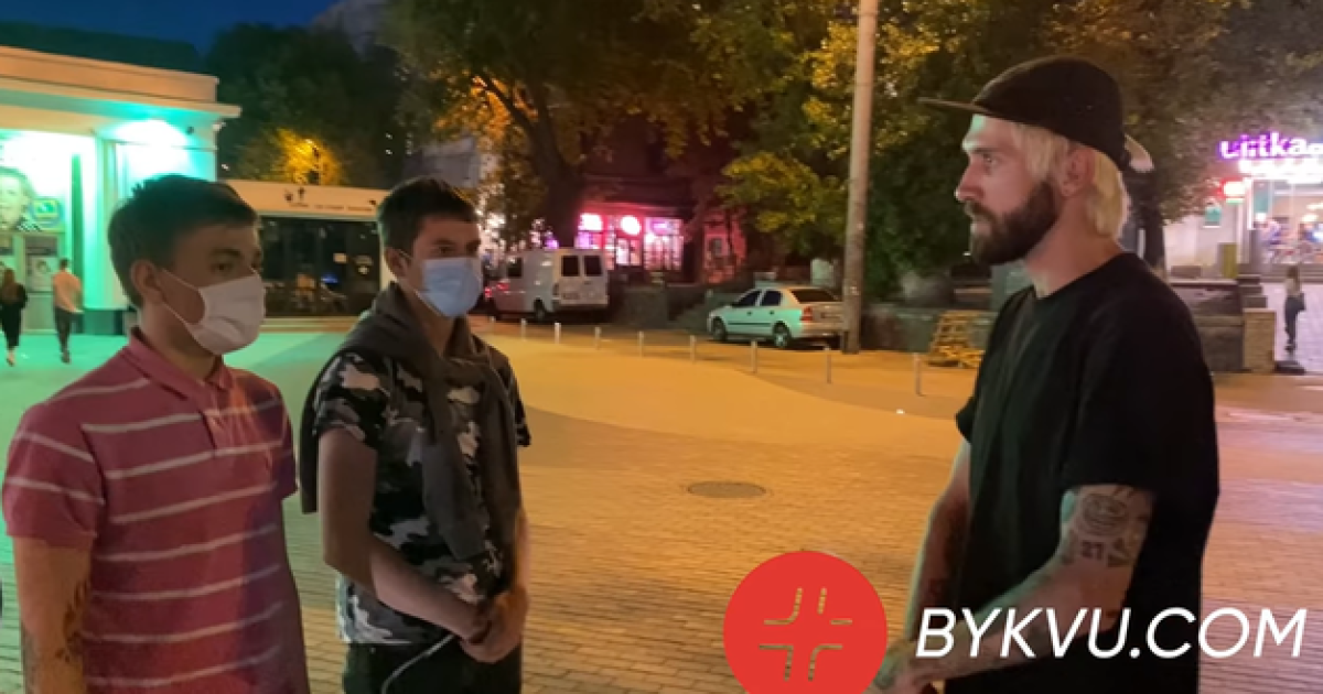 Избиение ветерана АТО и журналиста на Банковой в Киеве: что известно о нападавших