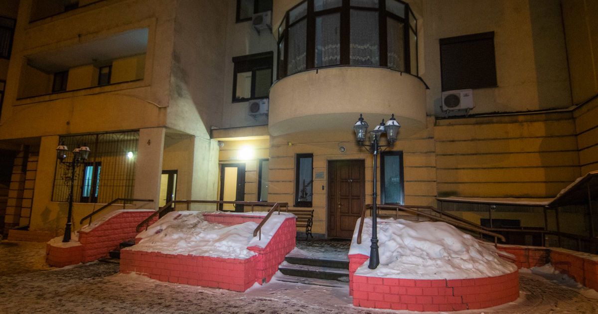 В Києві з 24 поверху будинку впав чоловік