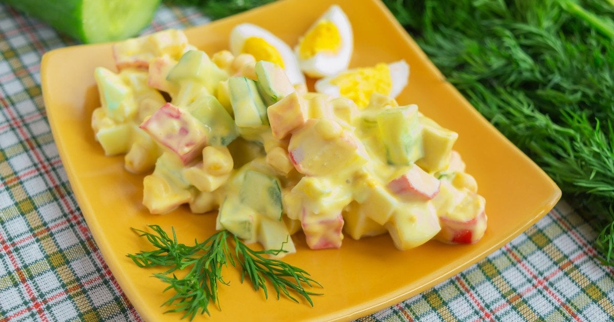Салат із крабовими паличками, яйцем, кукурудзою та свіжим огірком