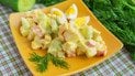 Салат із крабовими паличками, яйцем, кукурудзою та свіжим огірком